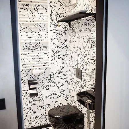 East Box 40a - In Modern Art * באוטזן