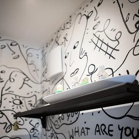 East Box 40a - In Modern Art Daire