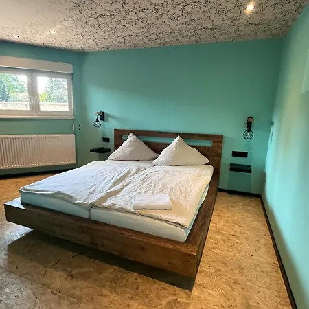 East Box 40a - In Modern Art Daire